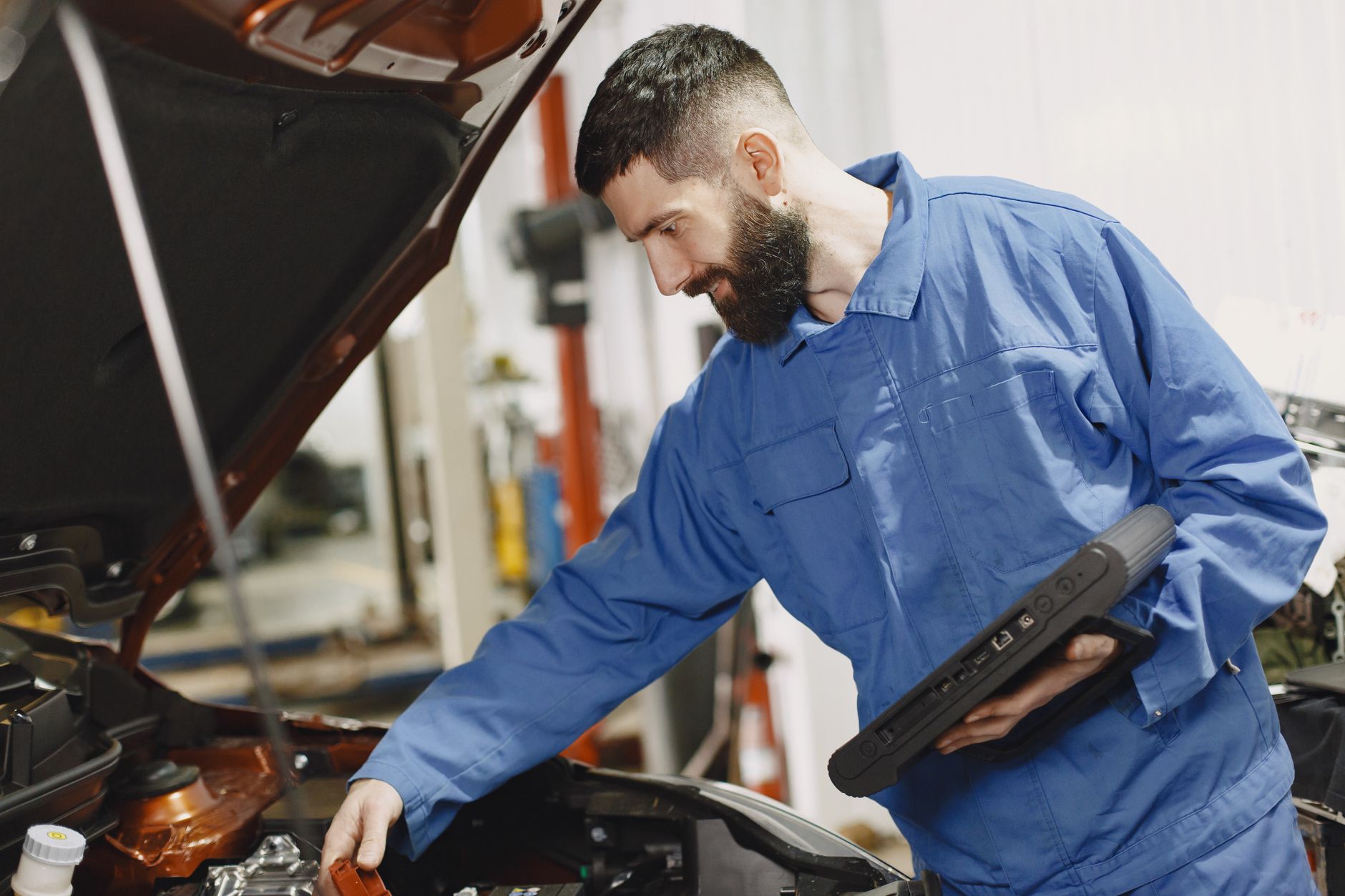 Technik AutoDiag Mistr s diagnostickým notebookem u vozu v servisu